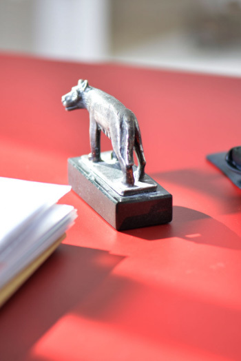 Figur auf einem Tisch